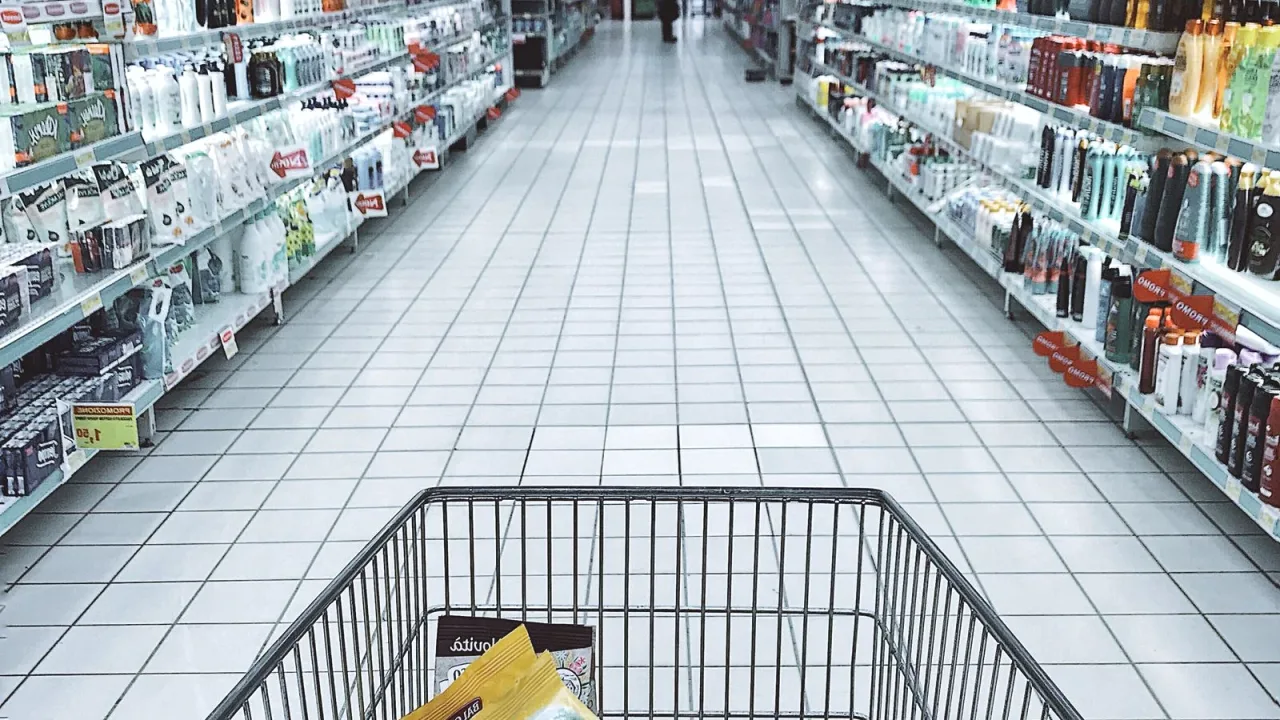 Market koridorunda alışveriş listesi