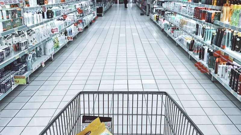 Market koridorunda alışveriş listesi
